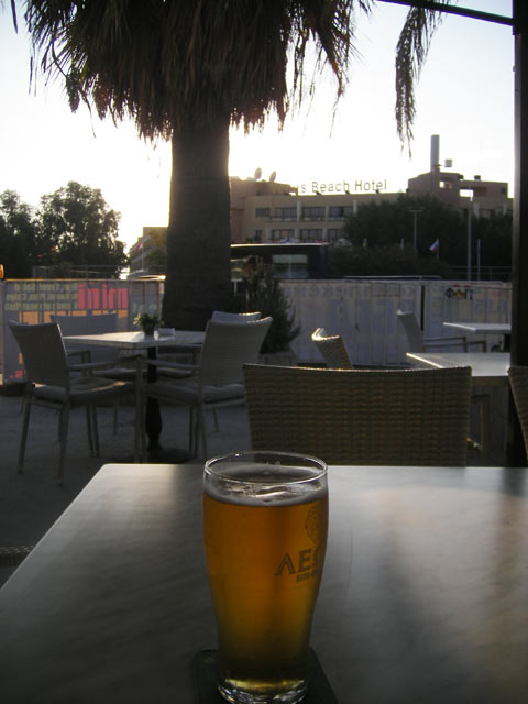 Вечернее пиво в баре напротив отеля "Vеnus Beach Hotel". Рядом с апартаментами с десяток баров и ресторанов