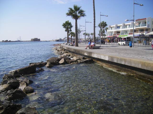 Вид на гавонь Пафоса с набережной Посейдона