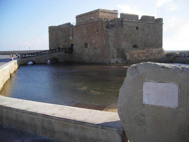 Примерно на этом месте были ранние византийские крепостные стены, упомянутые в Айос Неофитос (Ayios Neofytos). Франкские правители Кипра возвели две башни, которые были разрушены землетрясением 1222 года, а затем и венецианцами  