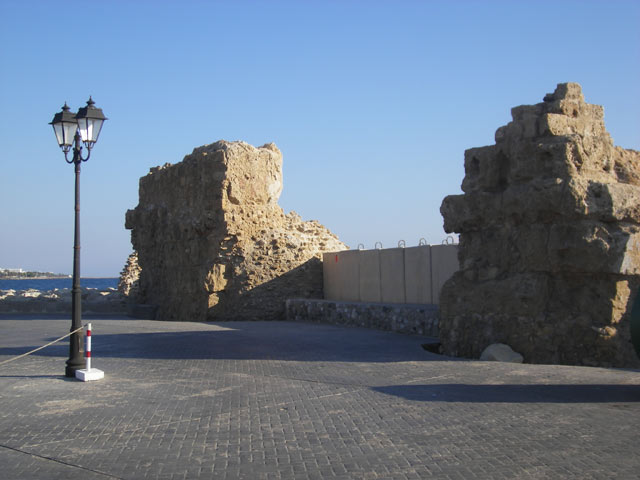 Остатки крепостных сооружений на стрелке мола. Генуэзцы, захватившие форт в 1373 году значительно подняли высоту стен. В 1592 году, после османского завоевания в 1570 году, франкские башни в венецианской стене были восстановлены