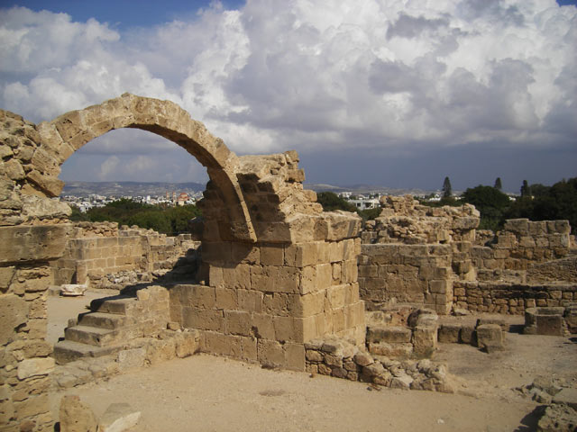 Замок возведен около 1200 г. н.э. после франкского завоевания Кипра, на месте более раннего византийского форта
