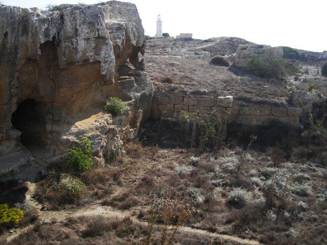 Остатки северо-западной крепостной стены и сооружений выдолбленных в камне