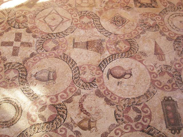 Дом Диониса. Геометрическая мозаика. Мозаичный пол с геометрическими мотивами и предметами быта. 2-3 века от Р.Х.