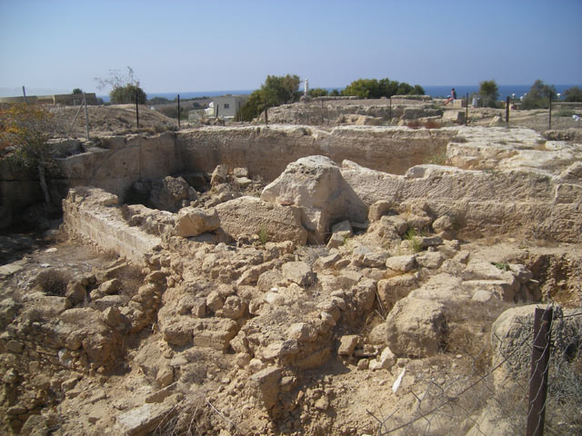 В первой половине IV века Р.Х. сильные землетрясения в очередной раз разрушили Неа-Пафос