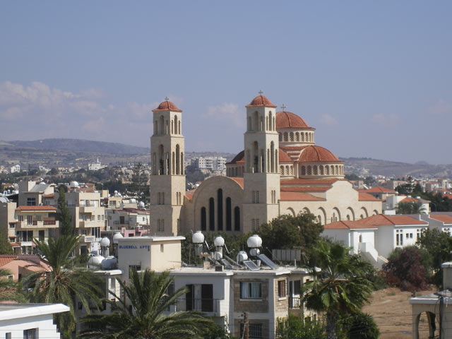 Церковь Agioi Anargyroi Church. Вид с плато Nea Paphos