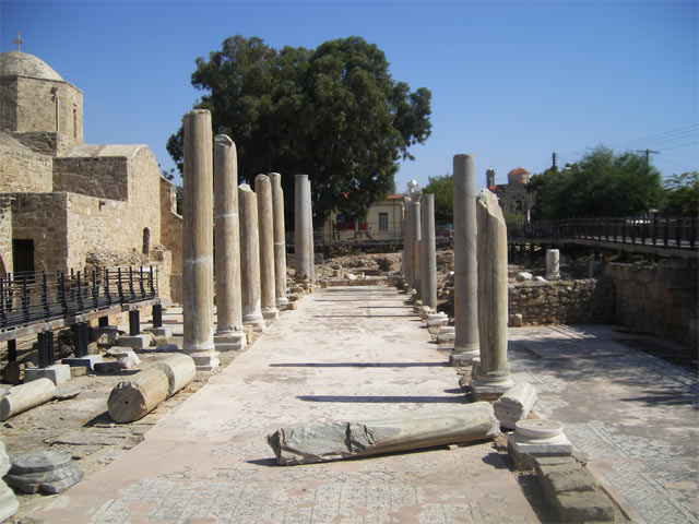Колоннада из 12 колонн, поддерживающих Коринфские капители. Колоны размещены на мраморных основаниях. Ранняя христианская базилика Хрисополитисса (4 - 7 век н.э.)