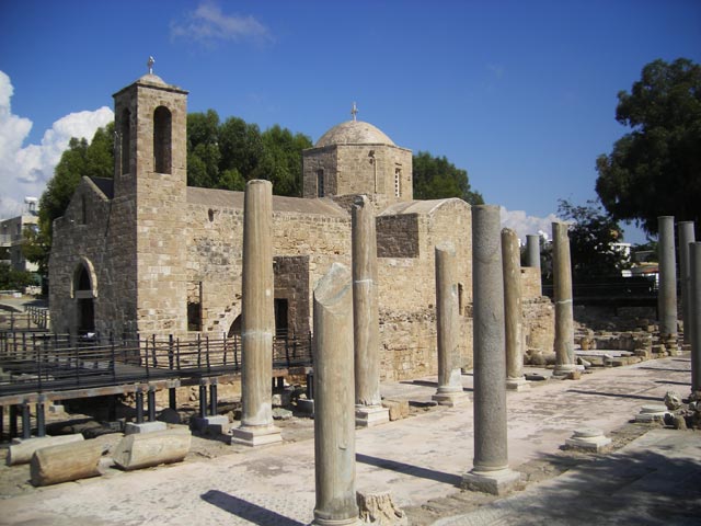 Церковь Айя Kyriaki с колоннадой базилики Хрисополитисса на переднем плане